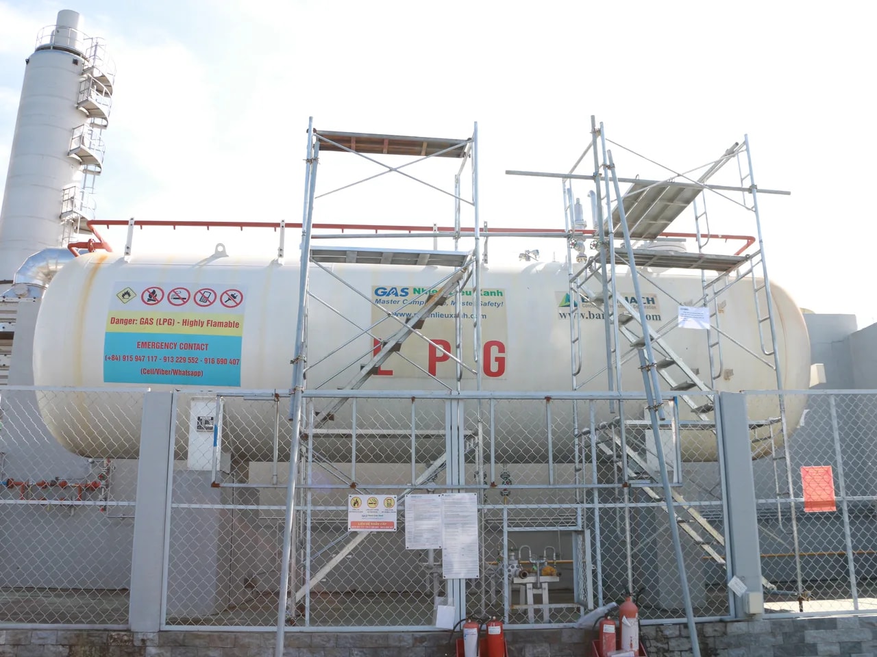 機器エリアと安全柵を備えた産業用LPGタンクステーション